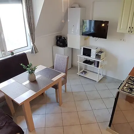 Rozsa Street Lucy Apartment *