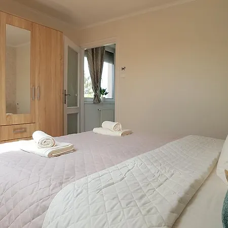 Apartment Rozsa Street Lucy *